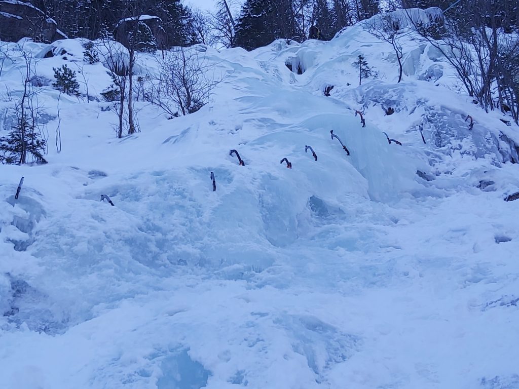 Sorakozó jégcsákányaink első mászónapunkon (Fotó: Fejes Krisztina)